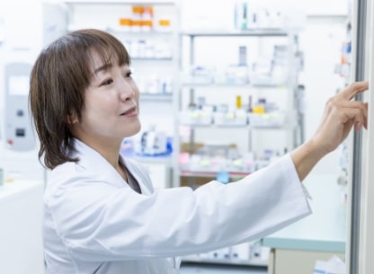 つばさ薬局店内の仕事風景